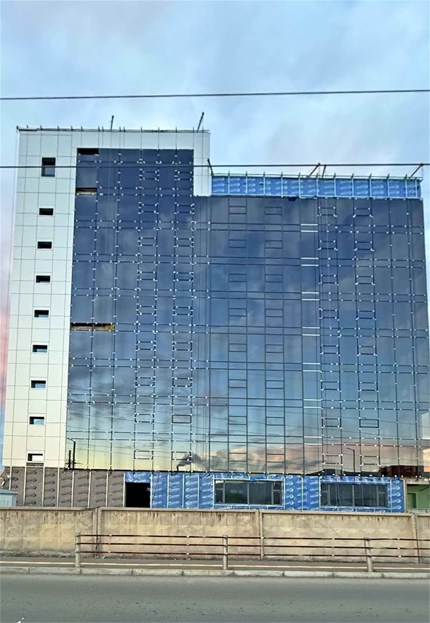 Баруун фасад, гудамжнаас